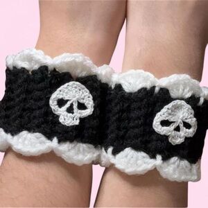 black and white skull crochet wristbands 🖤
